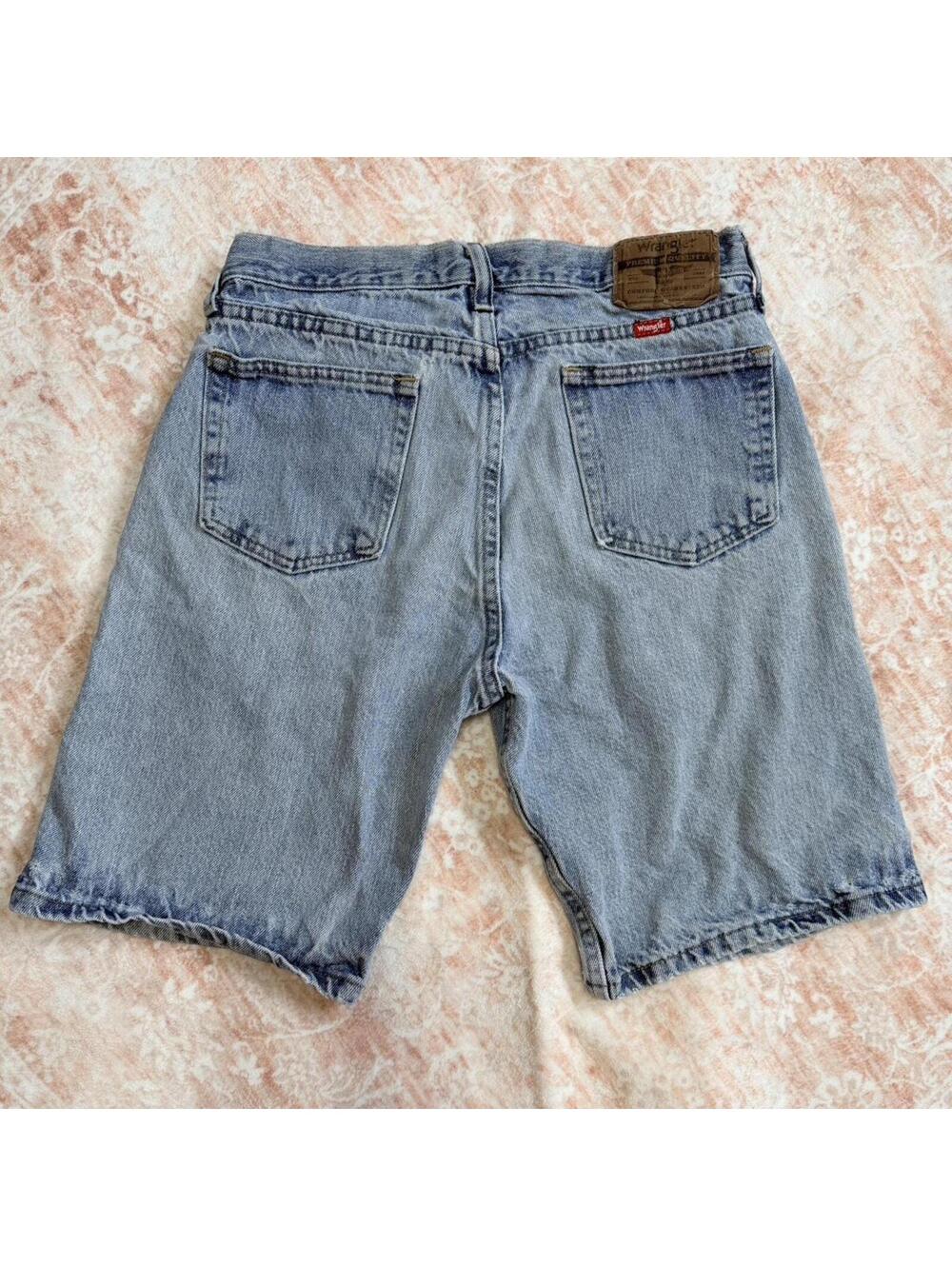 Vintage Wrangler relaxed fit denim shorts in a light wash blue